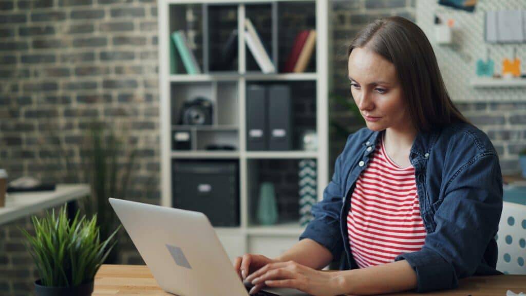 femme qui travaille sur un ordinateur portable